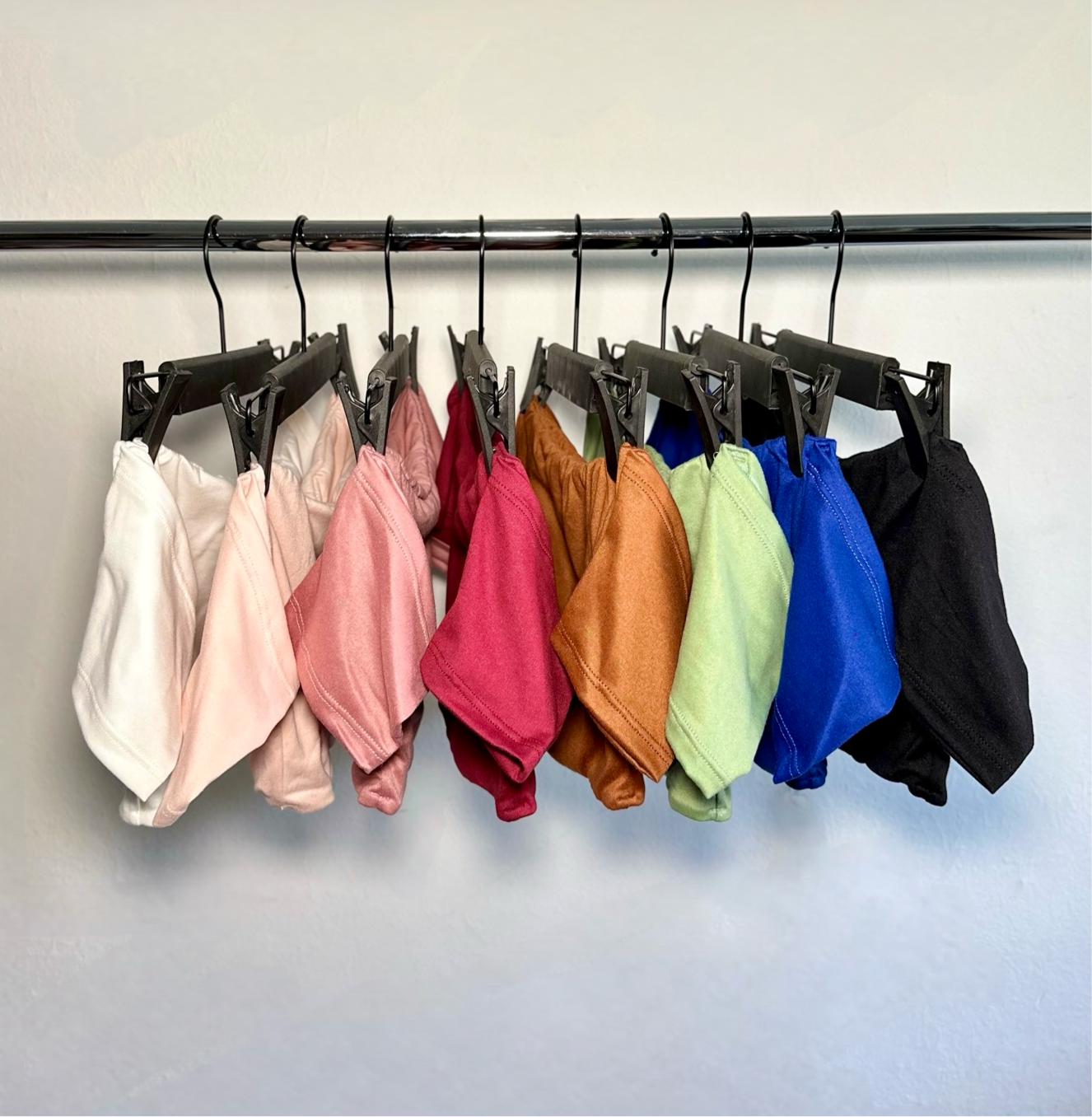 Top Eli One-Color Short with removable Ribbon